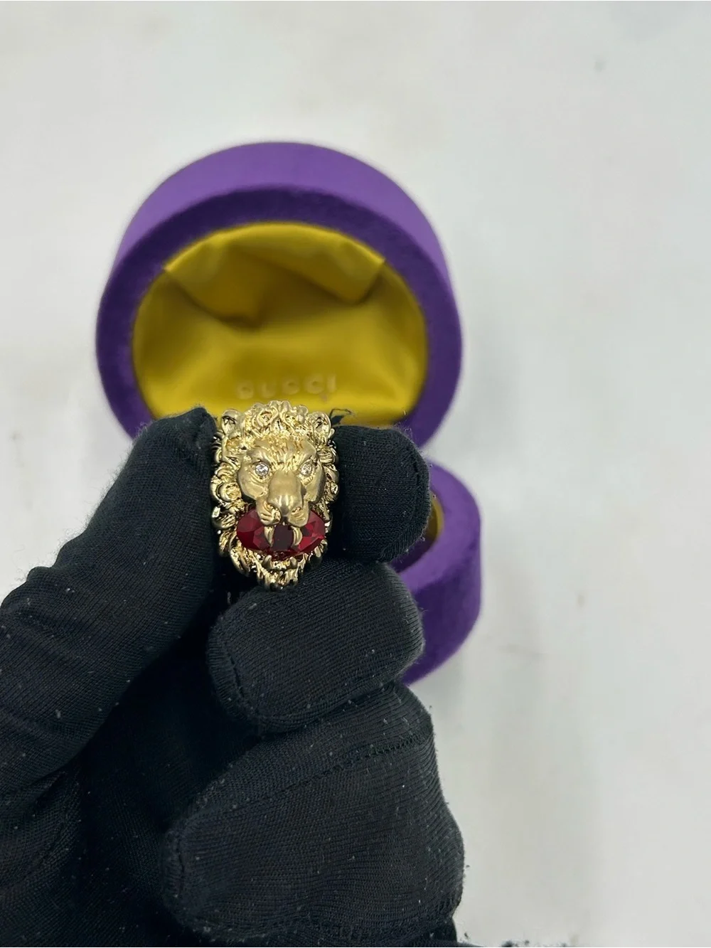 Unisex, Gucci, gold tone prominent lion head motif with red crystal size 6 Italy